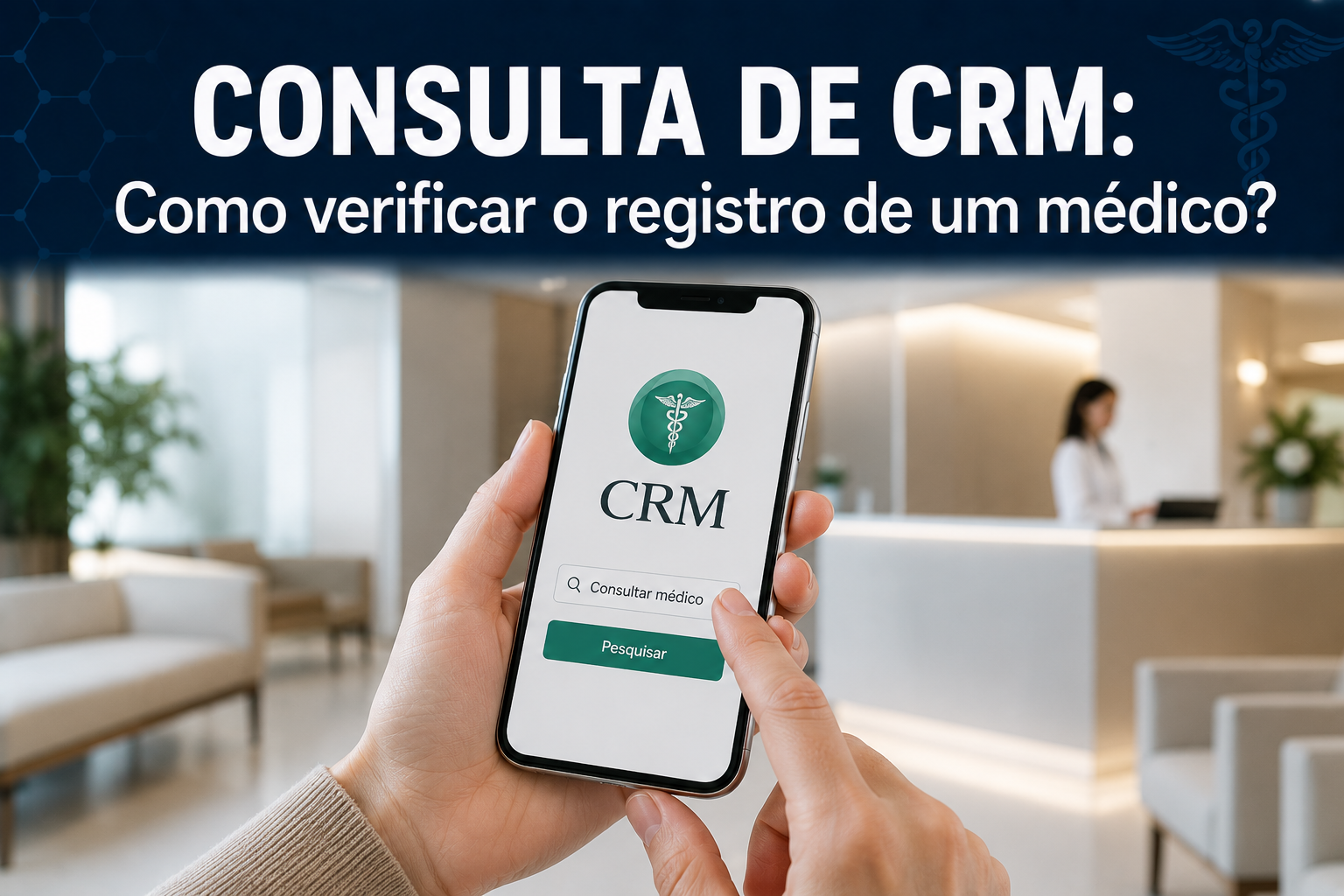 Pessoa utilizando um smartphone para acessar o portal de consulta pública de médicos do CFM dentro de uma sala de espera.