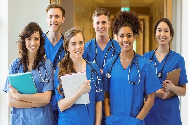 Médico recém-formado analisando sua certidão de registro provisório emitida pelo CRM na tela do computador para iniciar os atendimentos e abrir sua empresa.