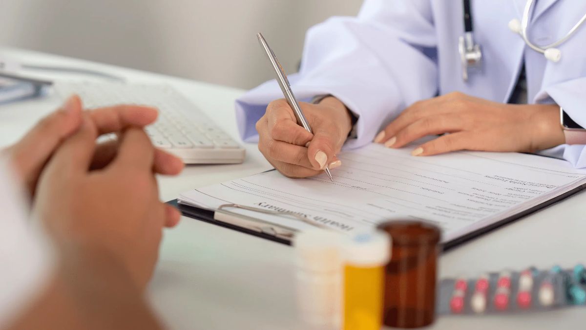 Médico em frente ao computador operando o portal oficial de Prescrição Eletrônica do CFM para emitir uma receita médica digital segura com QR Code.