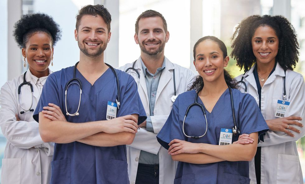 Médico residente com jaleco analisando o extrato bancário de sua bolsa de residência no smartphone dentro do hospital, planejando suas finanças.