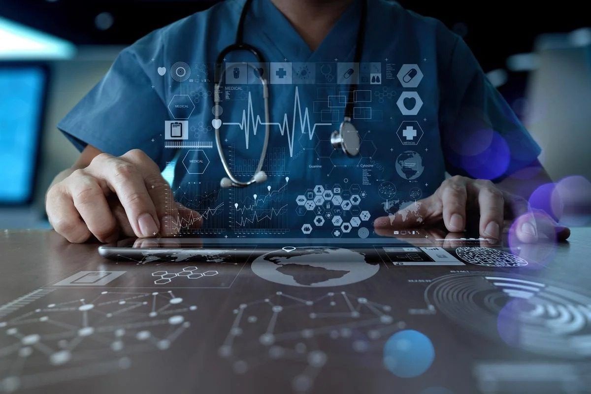 Médico em close-up analisando uma guia jurídica de responsabilidade médica e um tablet com relatórios de conformidade bioética gerados por Inteligência Artificial.