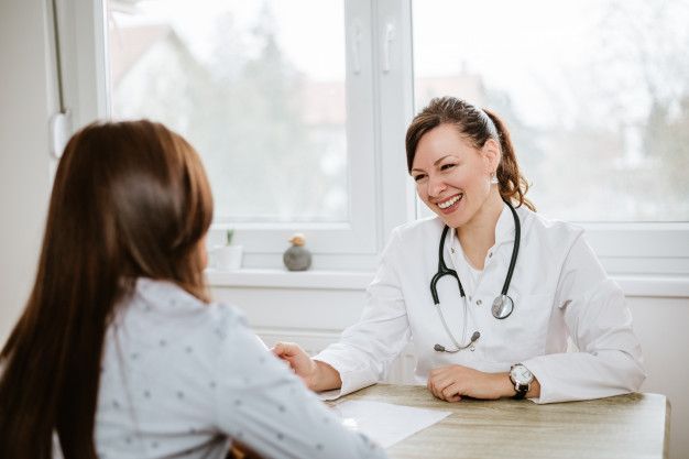 Médico em seu consultório analisando apólice de seguro de responsabilidade civil profissional com assessoria jurídica para blindagem de sua PJ médica.