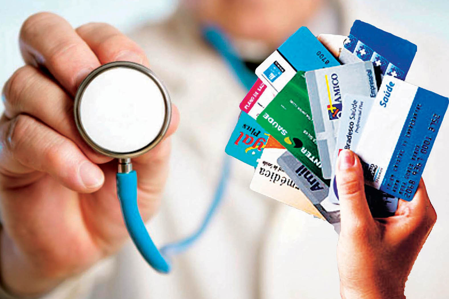Médico gestor e coordenador de faturamento analisando prontuários e relatórios de auditoria médica de planos de saúde no consultório.