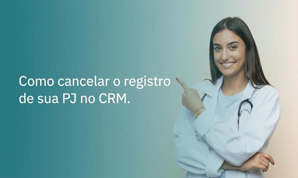 Médico em mesa de trabalho assinando distrato social e solicitando cancelamento de PJ médica no sistema online do CRM.